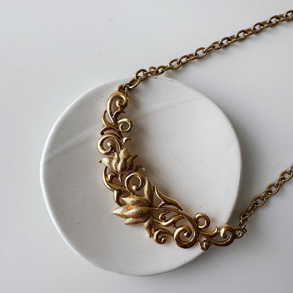 Vintage Gold-Tone Floral Necklace – Elegant Scroll Design